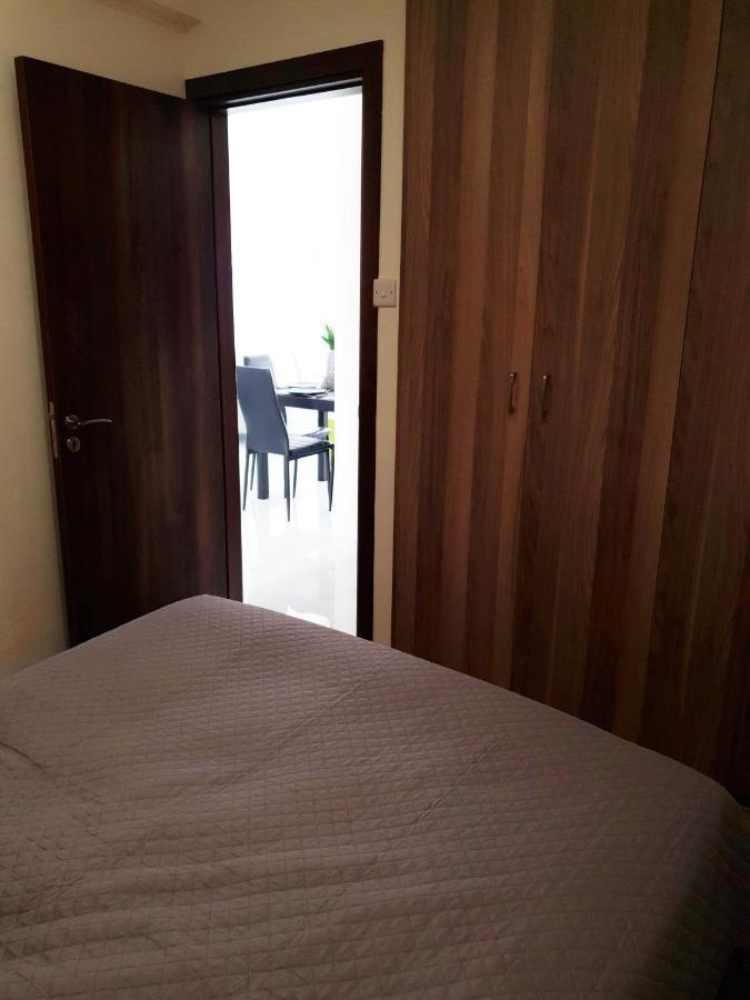 Paphos 2 Bedroom Cozy Apartment Near Tourist Area, 200M From Sea מראה חיצוני תמונה