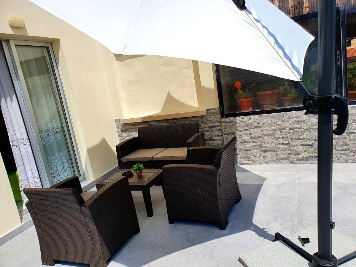 Paphos 2 Bedroom Cozy Apartment Near Tourist Area, 200M From Sea מראה חיצוני תמונה